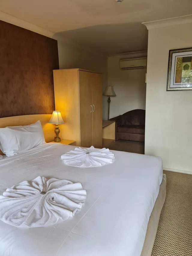 Room, Twin Beds, Country Plaza Motel Taree 7/10