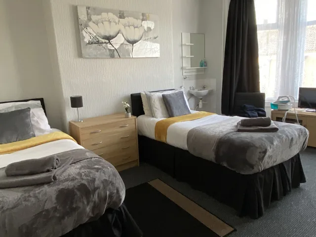 3 Rooms, Family, 1 King and 1 Single Beds، OYO Tudor Lodge - Redcar Beach 1/3