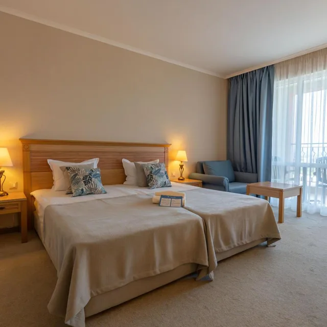 غرفة قياسية بسريرين منفصلين في طابق منخفض، DIT Majestic Beach Resort 5/8