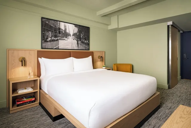 غرفة قياسية بسرير كوين، THE ROW NYC HOTEL 1/10