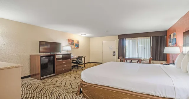 Deluxe, King Bed, Best Western Roseville Inn 7/10