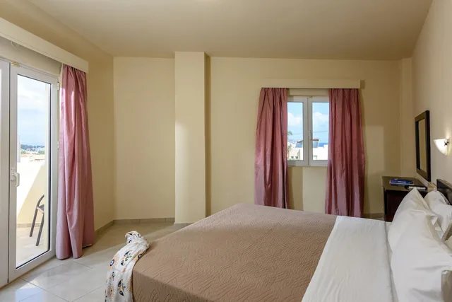 شقة بسرير مزدوج بإطلالة على البحر بغرفة نوم واحدة مع أريكة، Theo Hotel 6/10