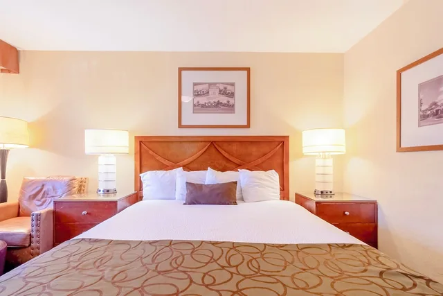 غرفة بسرير كينج لذوي الإعاقة لغير المدخنين، Historic Coronado Motor Hotel by OYO 1/10
