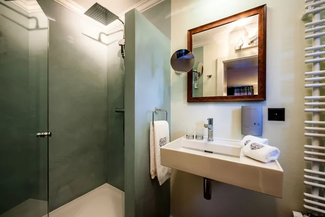 جناح بسرير كوين بشرفة بغرفة نوم واحدة مع أريكة، Home Hotel Arosa 2/2