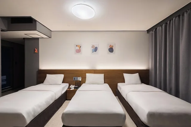 غرفة ثلاثية بثلاثة أسرّة، Insadong Crown Hotel 1/10