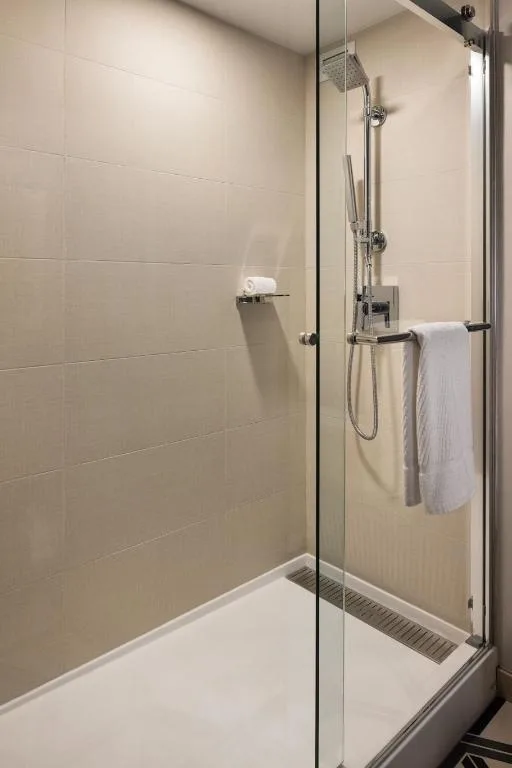 1 Bedroom, Suite, King Bed, Water View, Sofa، Oshkosh Waterfront Hotel & Conference Center 3/3