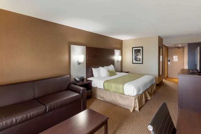 غرفة قياسية بسرير كينج بشرفة مع أريكة، Best Western Plus Leamington Hotel and Conference Centre 1/2