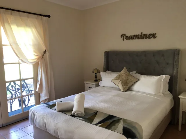 جناح بسرير كوين بإطلالة على الحديقة بغرفة نوم واحدة، Villa Provence 1/8