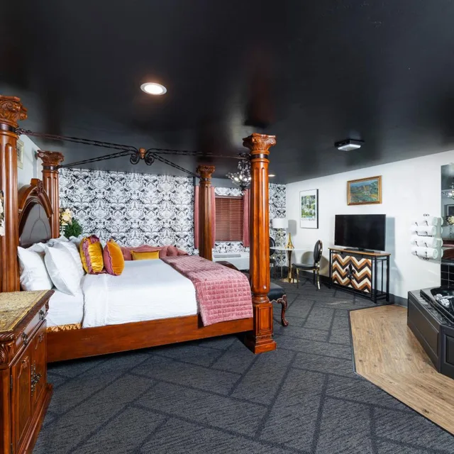 Paris, Suite, Hot Tub، Hotel J Green Bay Formerly Airport Settle Inn 1/1