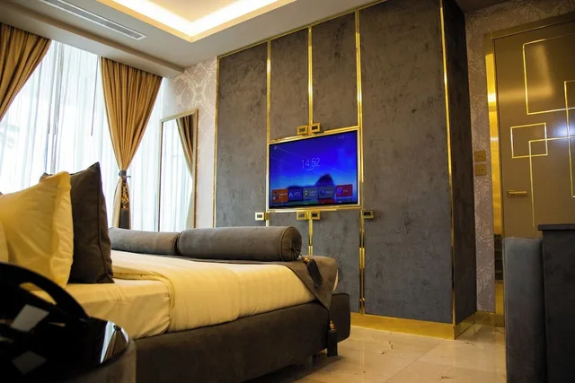 Executive, Suite, King Bed, Number One Oxford Street Hotel & Suites 3/4