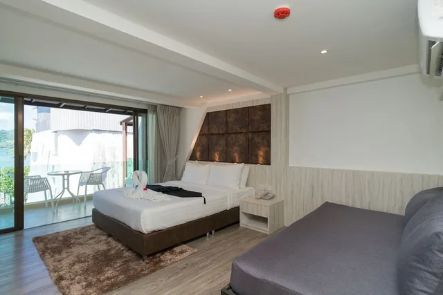 غرفة ديلوكس ثلاثية بسرير كينج وسرير فردي بإطلالة على البحر بشرفة، Destinaation Patong Boutique By The Sea 5/7