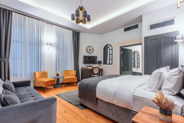 جناح جونيور بسرير كوين مع أريكة، Ferman Port Hotel 7/10