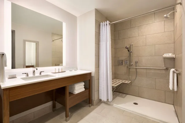 استوديو بريميوم ركني بسرير كينج بغرفة نوم واحدة لذوي الإعاقة، Embassy Suites By Hilton Denton Convention Center 2/2