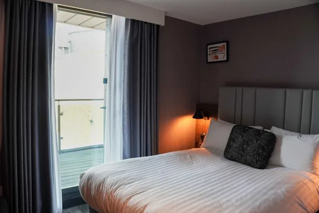 جناح بسرير كينج بشرفة، Crowne Plaza London - Kingston 1/5