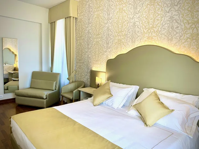 غرفة بسرير مزدوج بإطلالة على البحيرة بشرفة، Hotel Ristorante Gardesana 1/7