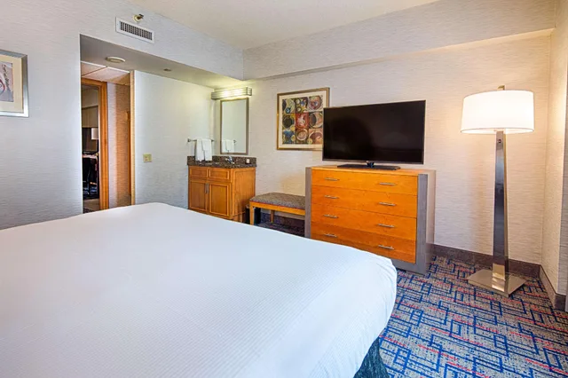 جناح، Embassy Suites by Hilton Chicago O'Hare Rosemont 2/3