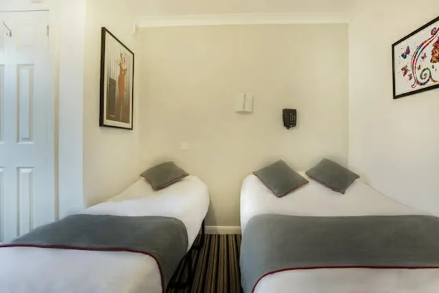 غرفة قياسية ثلاثية بسرير مزدوج وسرير فردي، Enrico Hotel 3/4