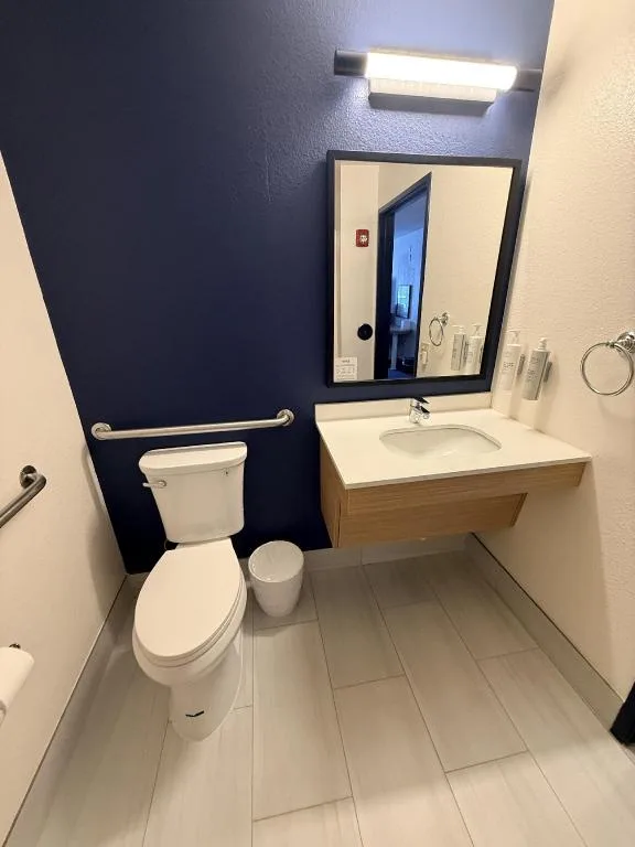 Room, King Bed, Sofa, Accessible, Spark by Hilton Appleton 6/10