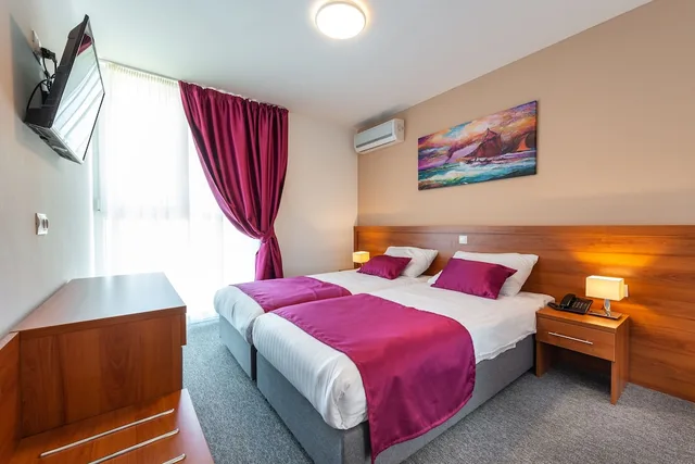 غرفة بسرير مزدوج أو سريرين منفصلين في الملحق، Hotel Komodor 2/5
