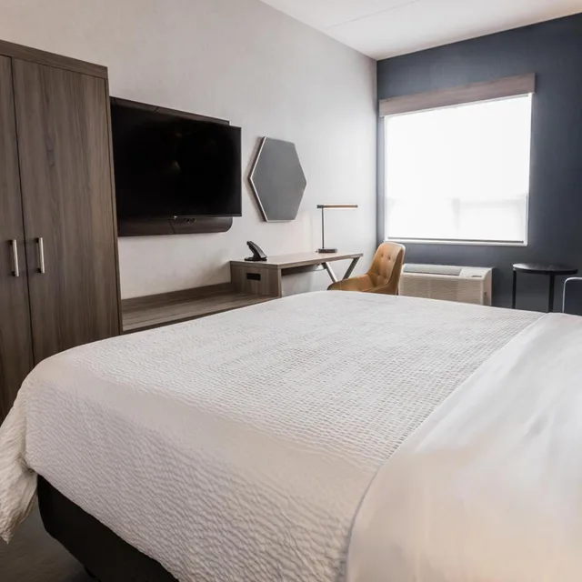 غرفة قياسية ركنية بسرير كينج وسرير كوين، Holiday Inn Express Toronto North York 6/10