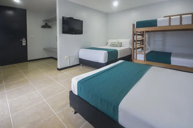 غرفة عائلية بسرير مزدوج وسرير فردي وسرير بطابقين، Hotel Greenview Medellin 6/9