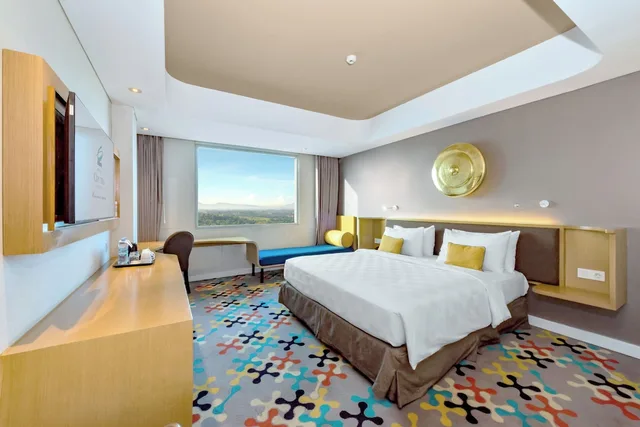 غرفة ديلوكس بسرير كوين، Hotel Ciputra Cibubur managed by Swiss-Belhotel International 1/8