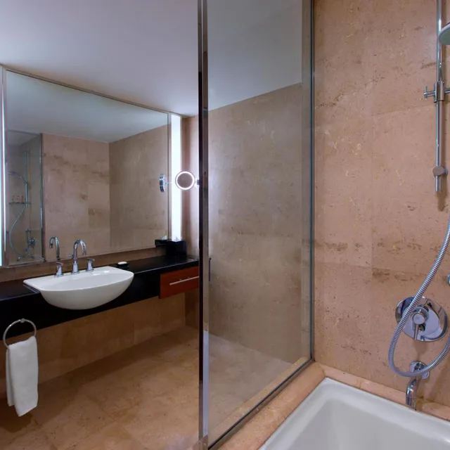 Guest Room, Deluxe, 2 Double Beds, River View, Royal Orchid Sheraton Riverside Hotel Bangkok 5/6