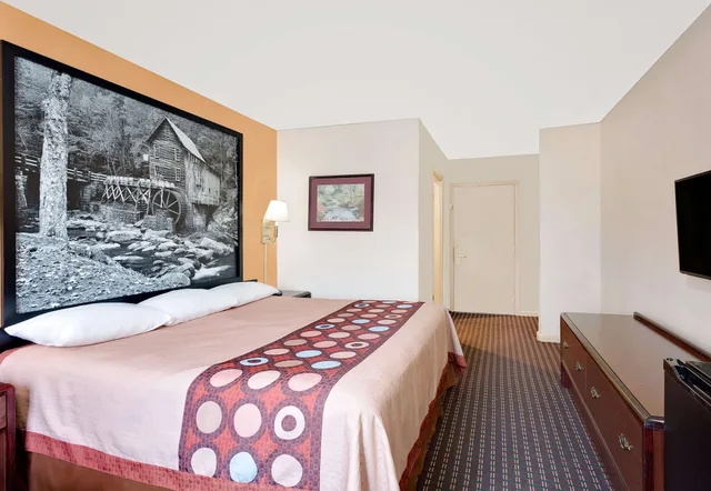 Standard, King Bed, Super 8 by Wyndham Hillsville 7/10