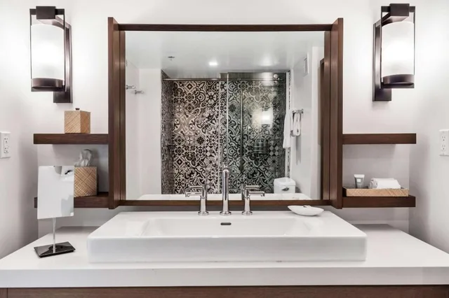 جناح جونيور بسرير كوين مع أريكة لذوي الإعاقة، Baker's Cay Resort Key Largo, Curio Collection by Hilton 2/2