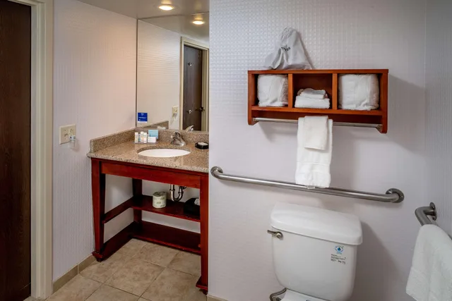 غرفة بسرير كوين، Hampton Inn Charleston-Downtown 4/7