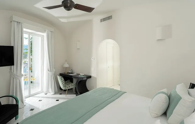 غرفة كلاسيكية بسرير كينج بإطلالة على البحر، Miramalfi Hotel 4/5