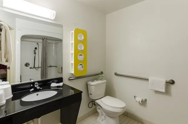 غرفة قياسية بسرير كينج لذوي الإعاقة، Motel6 Bristol, VA 10/10