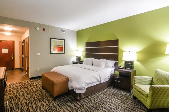 غرفة بسرير كينج بحوض استحمام لذوي الإعاقة، Hampton Inn Foley 3/10