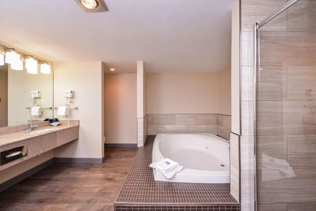 Suite, King Bed, 2 Bathrooms, Sofa, Jetted Tub، Best Western Kelly Inn 2/2