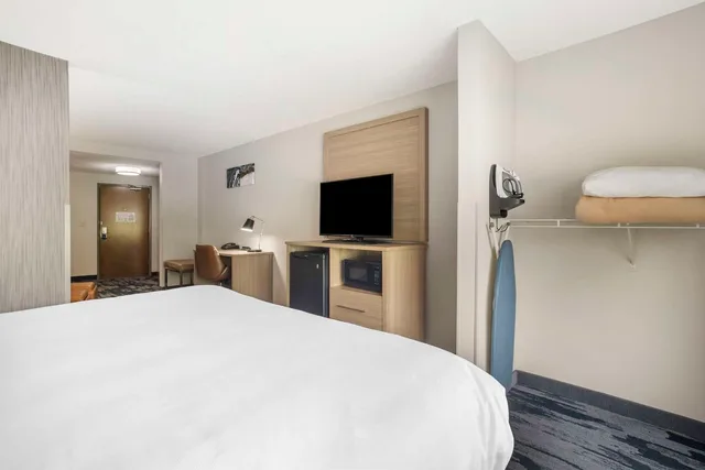جناح بسرير كينج لذوي الإعاقة، Comfort Suites At WestGate Mall 1/3