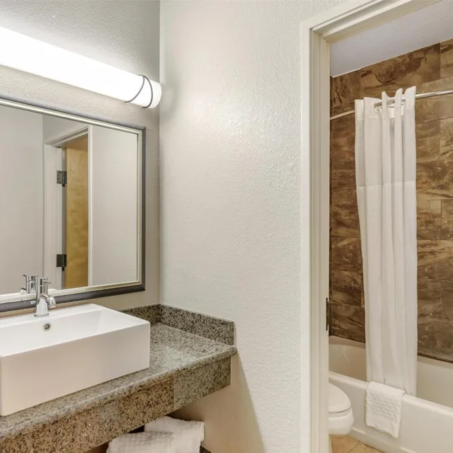 جناح بسرير كينج بجاكوزي، Best Western Plus Riverfront Hotel And Suites 6/8