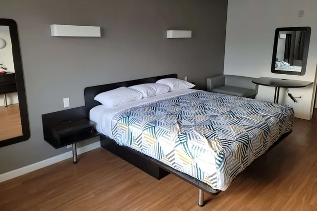 Efficiency, Suite, King Bed، Rodeway Inn & Suites Rancho Mirage - Palm Desert Area 1/4