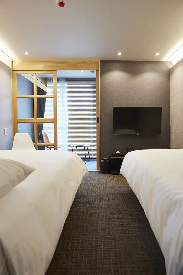 غرفة ديلوكس بسرير مزدوج وسرير فردي، Royal Square Hotel Seoul 2/5