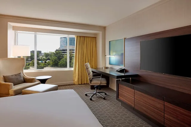 Room, King Bed, Tech Floor، Hilton McLean Tysons Corner 1/3