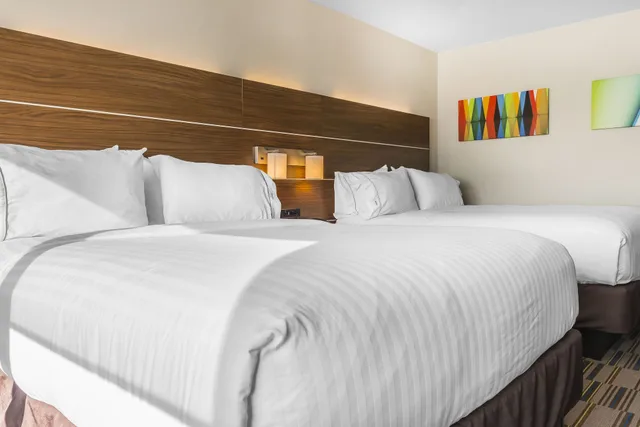 غرفة قياسية بسريرين كوين، Holiday Inn Express Suites Clarion 1/3