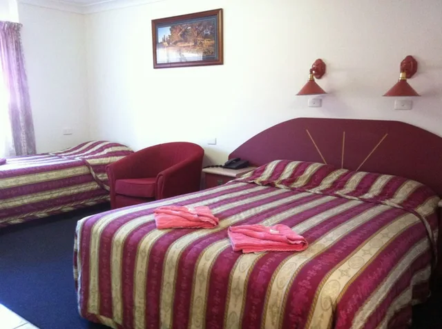 غرفة بسرير فردي وسرير كوين، Homestead Motel 6/6
