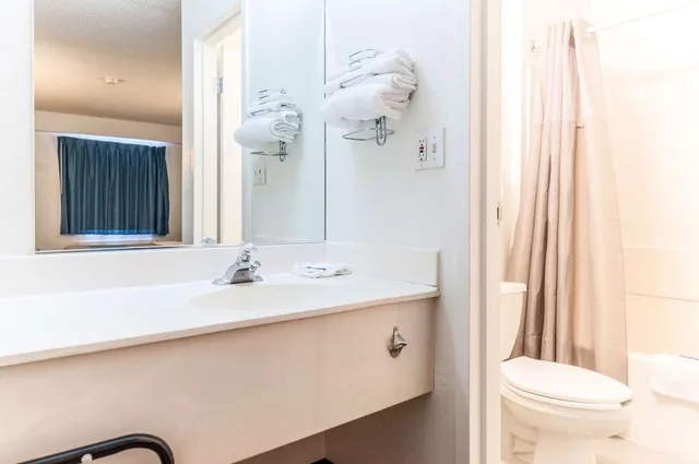 غرفة قياسية بسريرين مزدوجين، Motel6 Farmington Hills, MI - Northwest - Farmington Hills 9/10