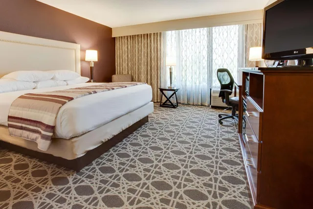 غرفة سوبيريور بسرير كينج، Drury Inn and Suites Louisville East 1/2