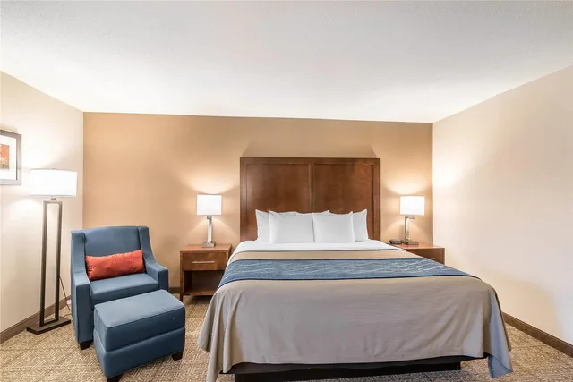 Room, King Bed, Comfort Inn Concord South End 3/5