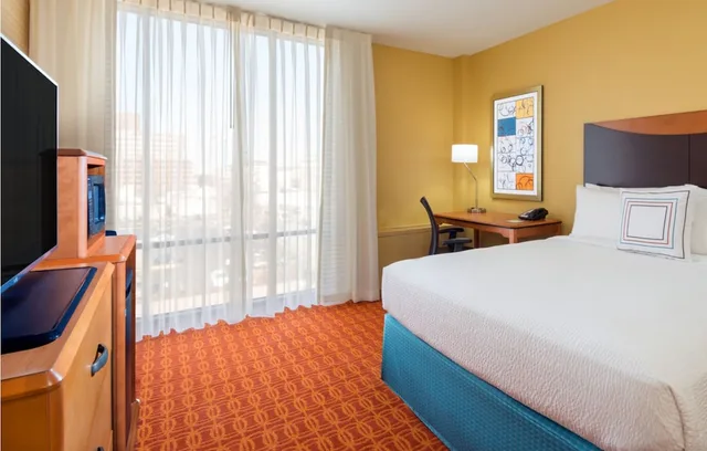 غرفة بسرير كينج مع أريكة، Fairfield Inn Suites Louisville Downtown 3/6