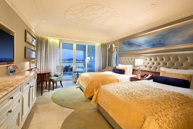 غرفة قياسية بسريرين مزدوجين بإطلالة على البحر، Crowne Plaza Resort Sanya Bay 2/3