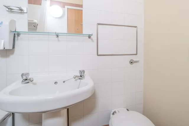 غرفة قياسية رباعية بسرير مزدوج مع أريكة، Britannia Inn Glasgow 5/10