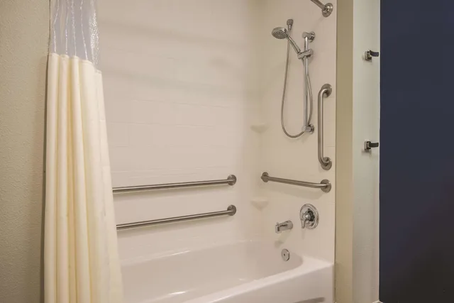 غرفة ديلوكس بسرير كينج لذوي الإعاقة، La Quinta Inn Suites By Wyndham Kingman 5/5