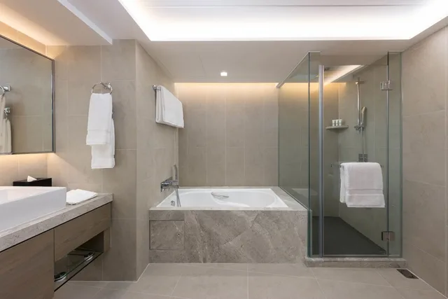 Room, King Bed, City View, New World Millennium Hong Kong 4/4