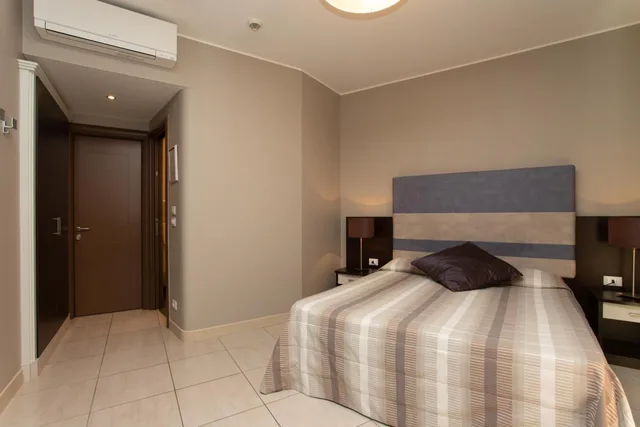 Standard, Double or Twin Bed, Square View، Hotel Mariver 5/7
